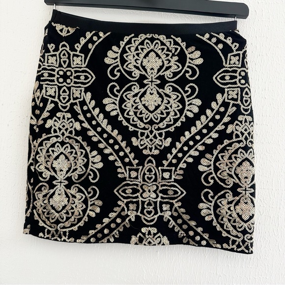 Forever 21 short sequenced skirt Size small Color Black / Gold - Picture 1 of 7